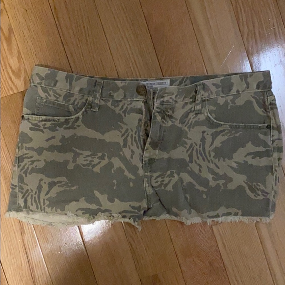 Current Elliot boyfriend shorts in “broken Camo”